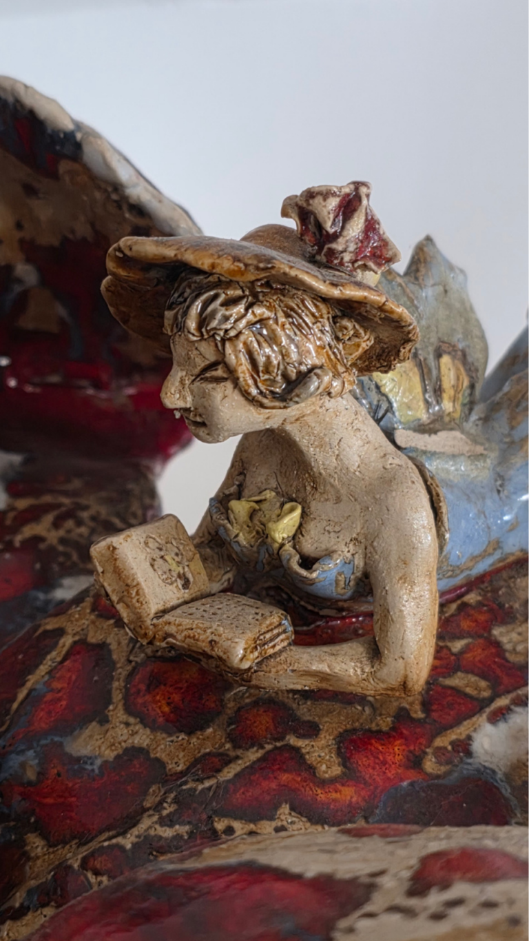 Keramik_lesende_Elfe_auf_Blüte_Detail